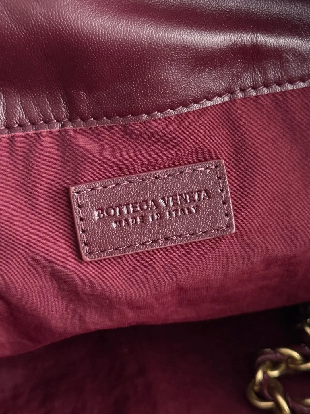 Batch 1680 BOTTEGA VENETA 2025 new women's Dustbag Notte clutch. Dustbag, which has been very popular since its launch, has a chain clause! ! The hand-carrying method is reminiscent of the classic bag type Pouch , light and elegant, the reserved drawstring design allows the bag to be used as an armpit bag, and the chain is longer, which is very suitable for sisters who like to free their hands and carry cross-body backpacks. No matter which way you carry it, you can change the back according to the occasion and your mood that day. It can make the overall outfit more fashionable🪄🪄The body of the bag has also been widened. It is the rainy season and the weather is hot. The bag can easily accommodate a small umbrella and water bottle. The lining is made of nylon, which is light and comfortable to carry, and is very suitable for summer use. Style number: 839394 Size: 33*19*8cm